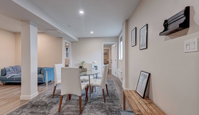 Stylish Modern 2 Bdrm Apartment Near Lake Ontario