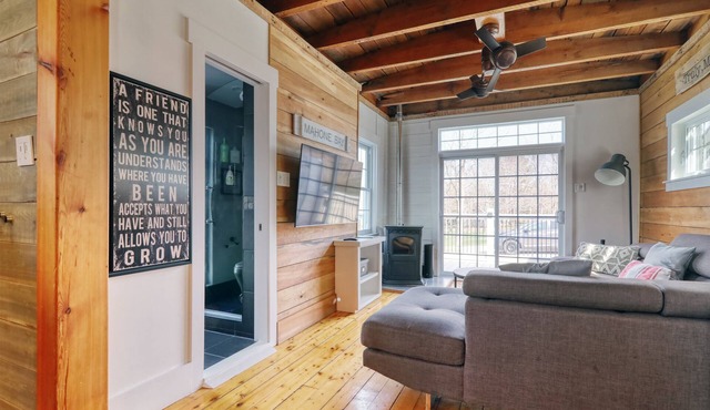 Stylish Modern Home W/Hot Tub, Pool and Privacy!