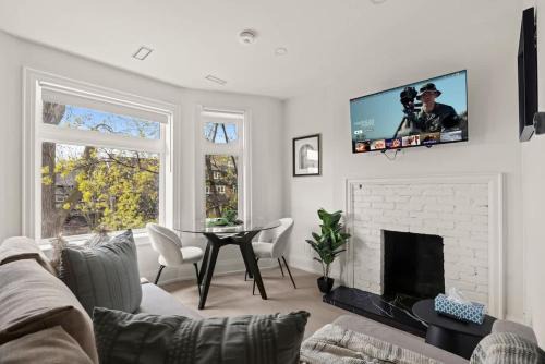 Stylish West End Apt Cozy City Retreat