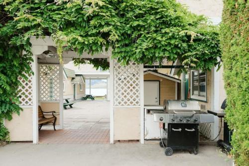 Suite 5 Green Gables Resort - 1 Bedroom Courtyard