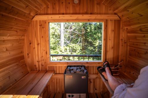 Suite Ucluelet - Romantic Couples Getaway-Sauna!