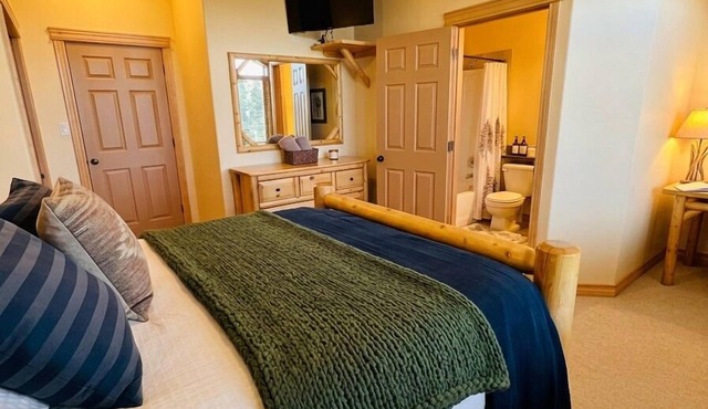 SullivanStone #19 - Golf - Ski - Hike - Chill - Private Hot Tub - Sleeps 12