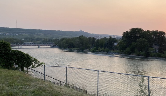 SUMMIT & CITY STAY VRBO HOME —River, Mountains, Downtown, Mall, Stampede & More!
