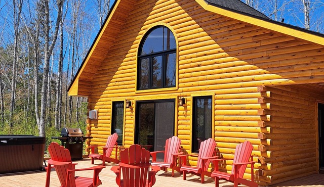 Summit Lodge - Lochaber Lake Lodges, Lakefront log cabin with year-round hot tub. Family friendly an.