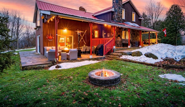 Sundance of Blantyre Lodge with Private Salt Water Hot Tub & Sauna House