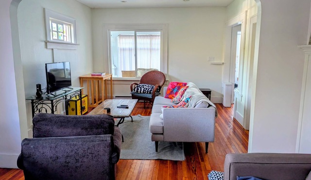Sunlit Craftsman Home | Steps to Cafes and restaurants | 10 mn to downtown
