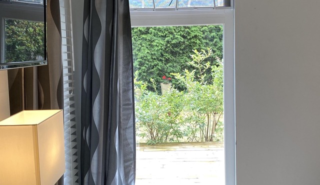 Super-clean1 bedroom and bathroom, independent entrance suite with kitchen