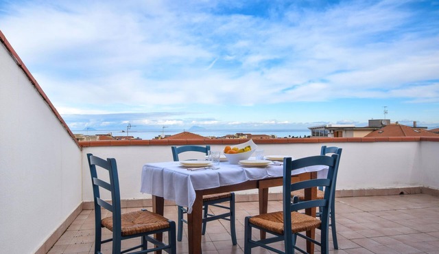 Tasteful top floor apartment with great roof terrace with beautiful sea view.