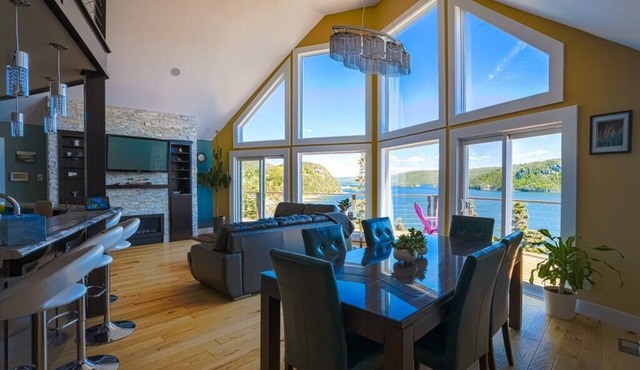 The Cliff House-Luxury Chalet with Hot Tub/View