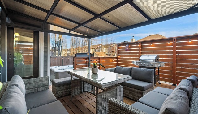 The Copperleaf Luxury Retreat w/Hot tub