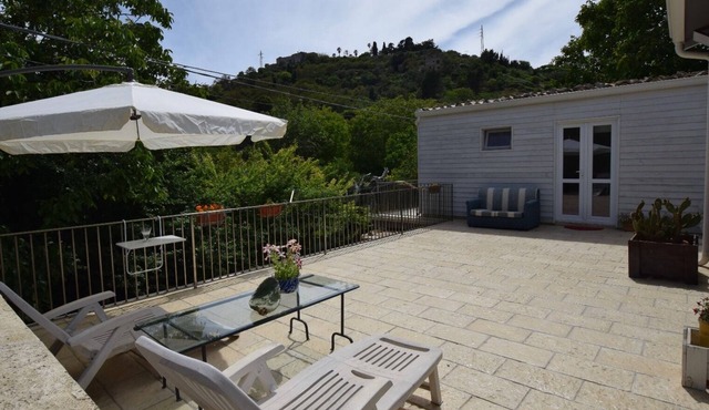 "The Cottage" by IRMINIO GARDEN immersed in the typical countryside of Ragusa Ibla.