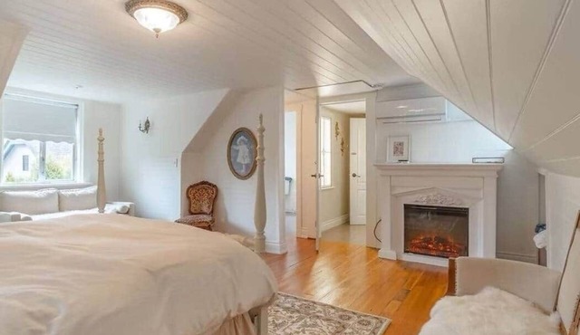The Cowichan Queen Room