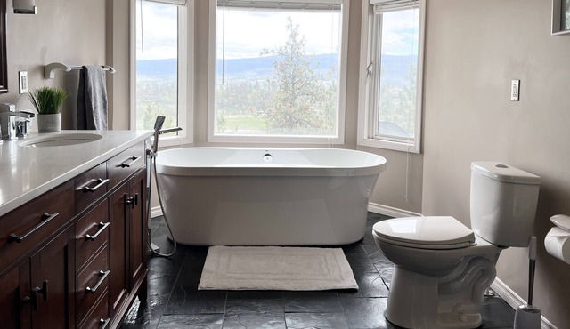 "The Horizon" Hillside House with Lakeview and Hot Tub