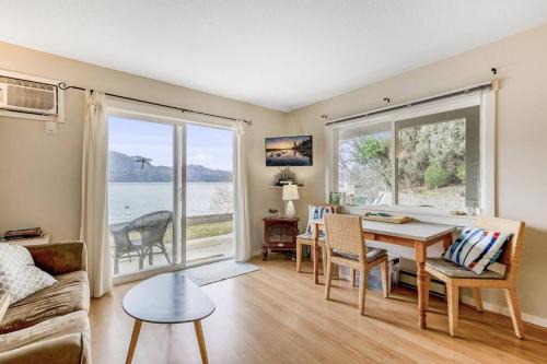 The Lakeside Cabin with wide outside space #105