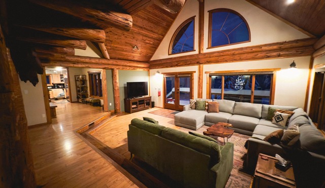 The Lazy Elk - Spacious mountain view Lodge with hot tub