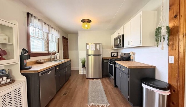 The Lofty Maple- Charming 3 bedroom home with kid friendly space in the loft.
