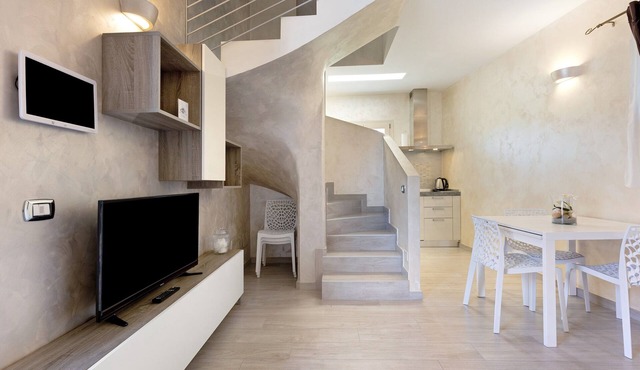 The Magnolia Three-Room Apartment: Charm on Three Levels in Lonato del Garda’s Courtyard