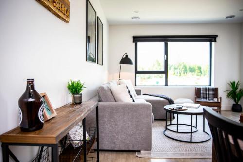 The Shred Shack - Stylish Revelstoke Condo