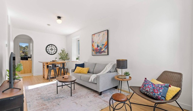 The Sunny | 2 Suites | 10 Pax | Pet Friendly Stay!