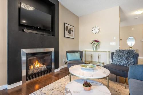 The Trenta - 4BD 3BA 2 Kitchen Stunner