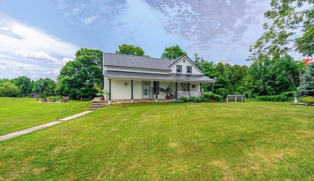 The Whispering Acres-Peaceful Nature Retreat with Pool, hot tub and Firepit.