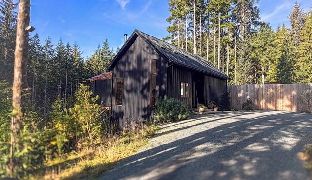 The Wolf Den - A Forest Spa Escape; Cedar Sauna, 3 outdoor tubs & outdoor shower