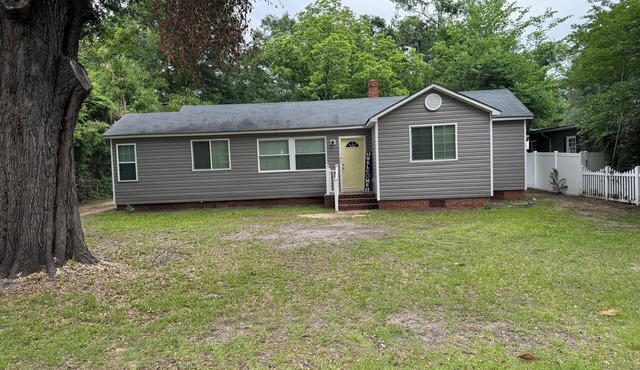 This charming 2-bed, 1-bath house offers a warm sanctuary for those on the go.
