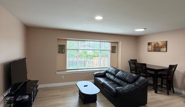 This is 2 bedroom suite , 22 mini driving from YVR, close to starlight casino