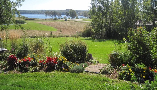 three bedroom fully equipped house, water view, 5 min from best beaches