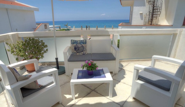 Three-room apartment with sea view solarium 50 meters from the beach of Terme Vigliatore