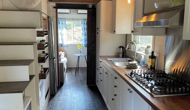 Tiny home on Nature Sanctuary with access to private lake and hot tub