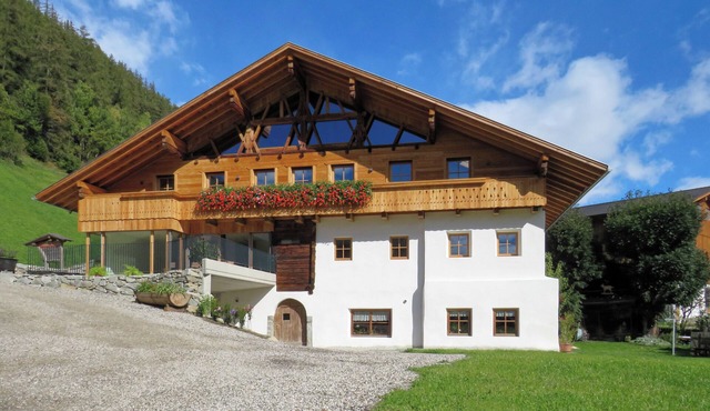 "Tischlerhof Panorama" vacation apartment with balcony and mountain view