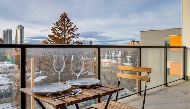 Top Floor - Pet Friendly Apartment w/Free Underground Parking