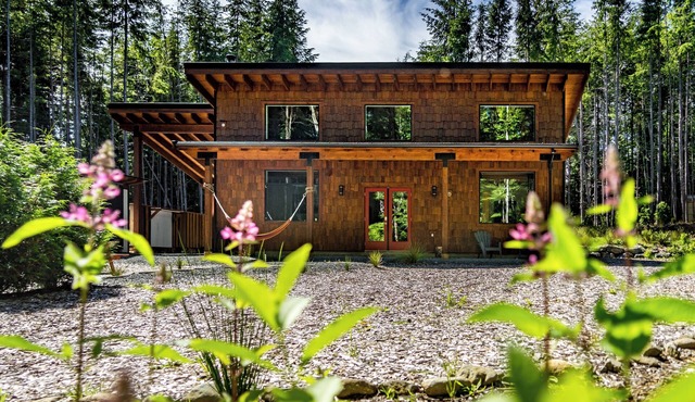 Trailhead Guesthaus - Family Friendly Rainforest Cabin with Sauna on a Creek