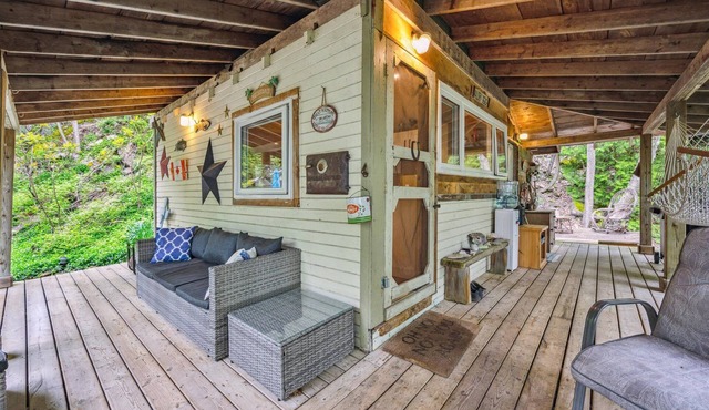 Treetop Hideaway – Rustic Cabin Retreat