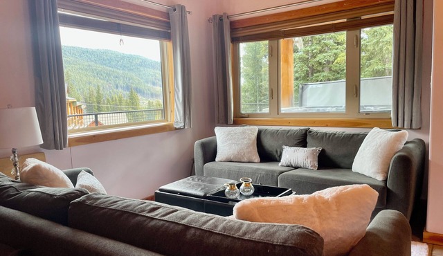 True ski in/out with private hot tub and valley views