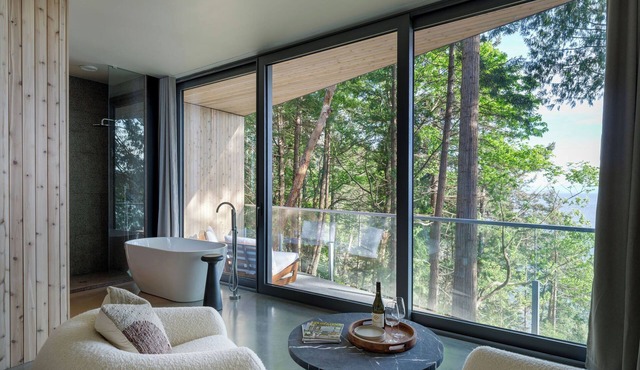 Tsuga Beach Inn - Waterfront Retreat - NEW - Mahonia Room