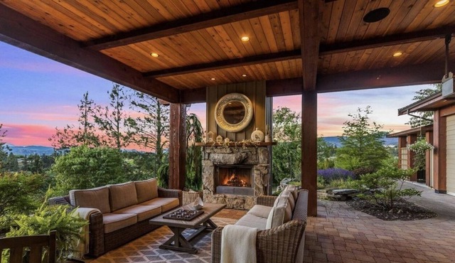 Tuscan Craftsman on Vineyard Estate, close to hiking, vineyards