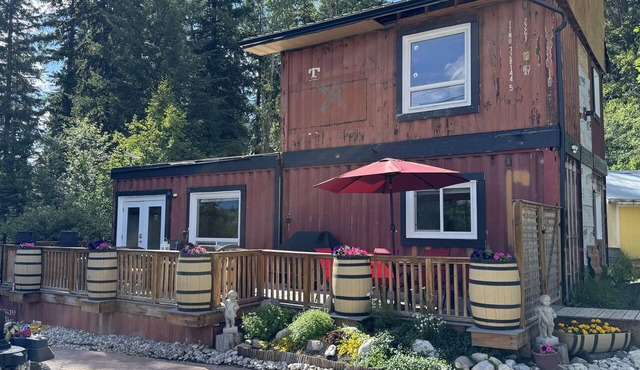 Unique Container home. 10 min from town. Stunning Mountain Views!