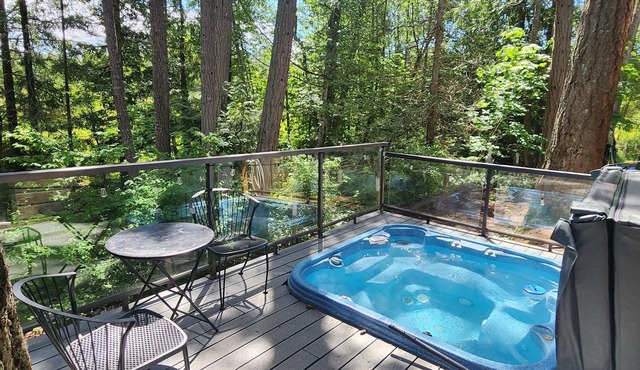 Unique experience, forest house, wild life viewing, Hot Tub/fire pit, pool tbl.