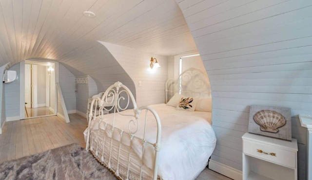 Unique Island Ocean Room