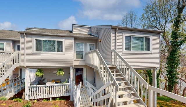 Unique lakefront condo with lovely views, dock, kayaks, & W/D - dog-friendly