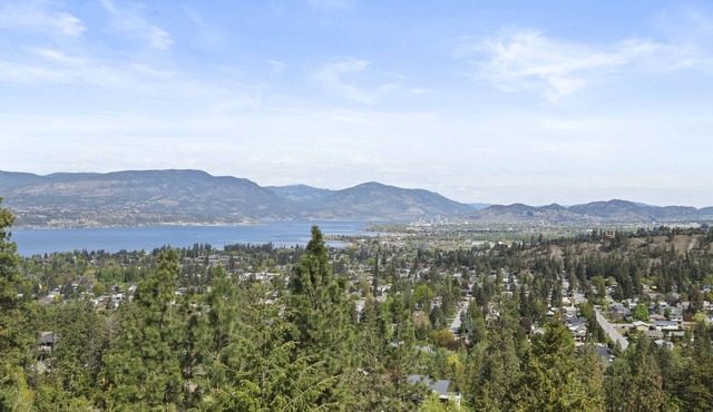 Unobstructed View Of the Lake/City/Mountains -2 Bedroom&Den - Sleeps 5