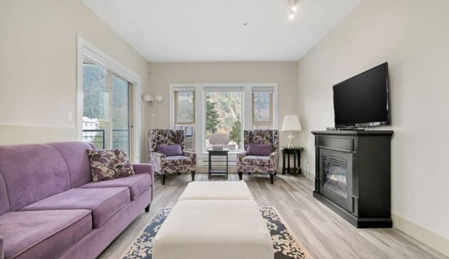 Upscale 2BR Overlooking View Escape