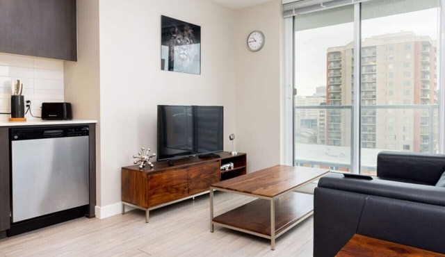 Upscale 2BR Apt with Lovely Views, Near Riverfront