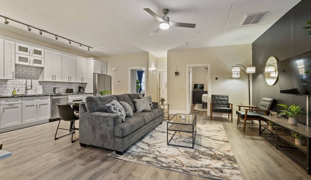 Upscale 2BR suite ~ Free Parking & Walkable!