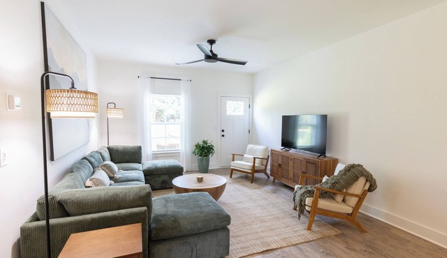 Upscale Lodge Sleeps 9 Dog Friendly Near CU