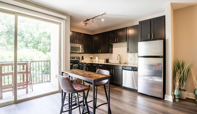 Upscale Studio in Ritzy SouthPark Charlotte/King Bed/Balcony/Free Parking!