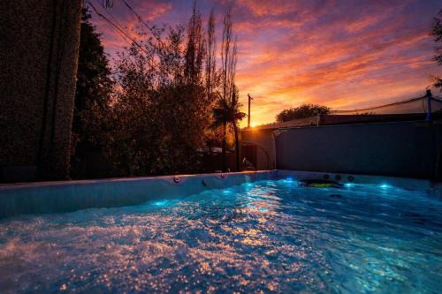 Urban Oasis - with 16ft Swim Spa - Heated Hot Tub & Pool