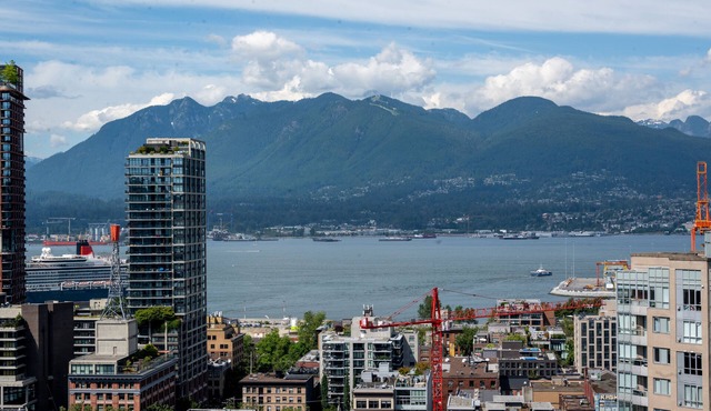 Vancouver condo: surreal water/mountain/harbor views 2Beds/2BA